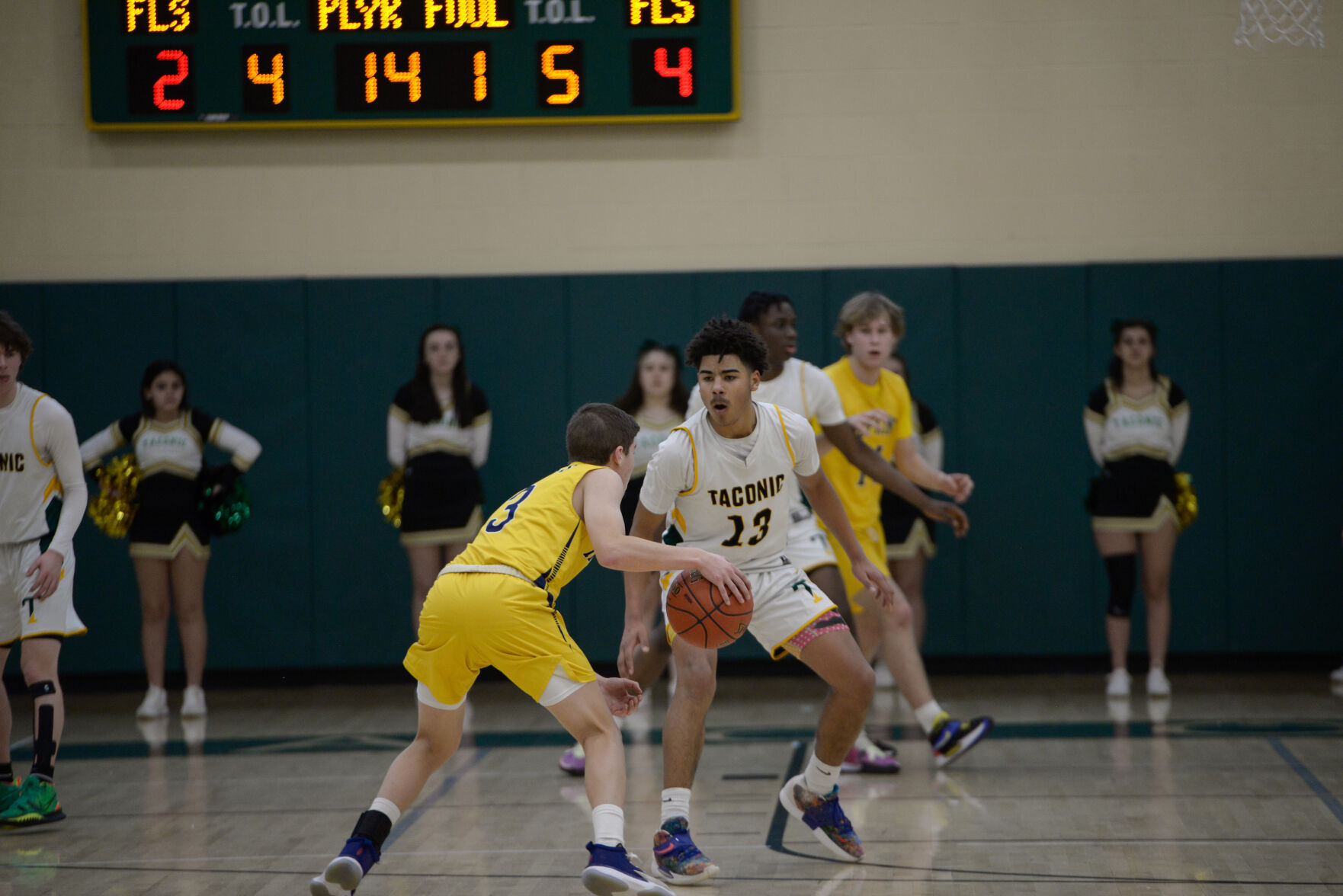 tayvon sandifer plays defense